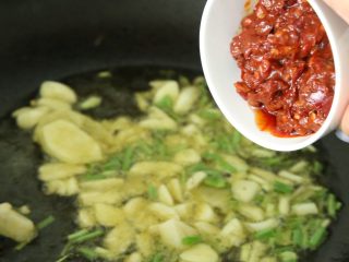 13、水煮鱼片,葱姜蒜煸炒出香味后，下入豆瓣酱，炒出红油后，放入一碗开水熬煮10分钟。