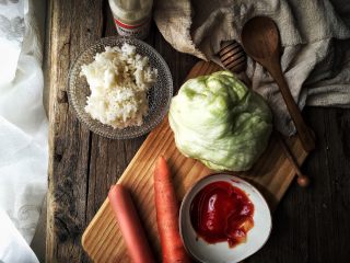 1、简单快手零失败的 番茄蛋包饭,准备材料