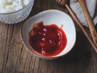 4、简单快手零失败的 番茄蛋包饭,碗内倒入小半碗番茄酱