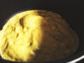 12、简单快手零失败的 番茄蛋包饭,如图，蛋液差不多凝固即可