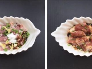 3、糖醋排骨,加生粉半汤匙带一次性手套拌至均匀