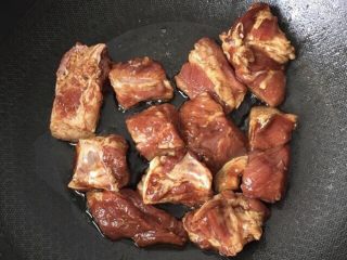 4、糖醋排骨,锅里放适量的油，排骨去掉葱姜蒜放锅里煎