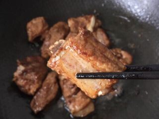 5、糖醋排骨,煎至排骨金黄装盘备用