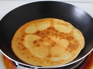 2、挪威薄煎饼Pannekake,6.将另一面也煎黄，一张饼就煎好了。