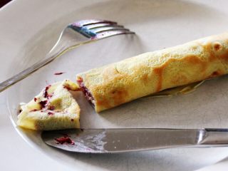 4、挪威薄煎饼Pannekake,卷起来，用刀叉吃。