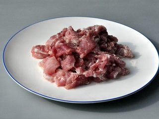 4、水煮肉片, 将熟的杏鲍菇铺在碗底。