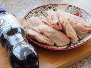 1、可乐鸡翅,准备食材。