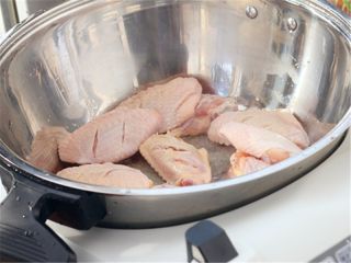 4、可乐鸡翅,放入翅中。