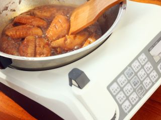 9、可乐鸡翅,大火烧开之后转小火炖20分钟。