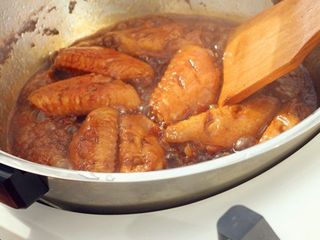 10、可乐鸡翅,炖好之后大火收汁，把汤汁收至浓稠即可。