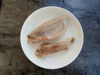 5、清汤牛肉面,焯好的肉捞出备用