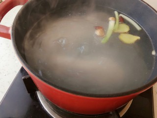 9、清汤牛肉面,先大火烧开