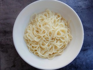 21、清汤牛肉面,煮好的面条捞出放入碗中