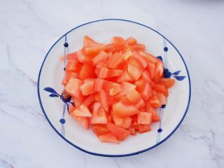 2、番茄金针菇豆腐汤,西红柿先在顶部切十字，用开水烫至皮开，撕去皮切成小块
