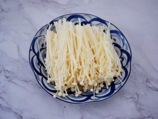 3、番茄金针菇豆腐汤,金针菇去根部洗净备用