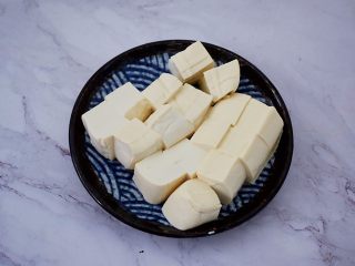 4、番茄金针菇豆腐汤,嫩豆腐切小块