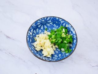 5、番茄金针菇豆腐汤,蒜切末，葱切葱花