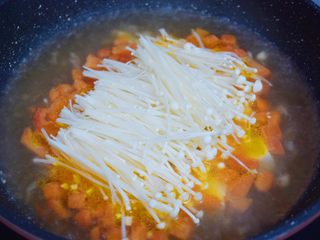 10、番茄金针菇豆腐汤,再次烧开，放入金针菇