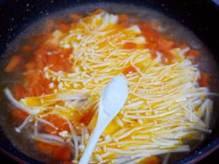 12、番茄金针菇豆腐汤,加入盐调味