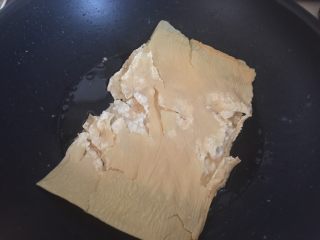 13、酸菜鱼,锅里热油放入腐皮炸