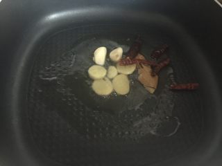 15、酸菜鱼,热锅后，锅里倒入适量油，放入姜片、蒜瓣、香叶、干红辣椒爆香