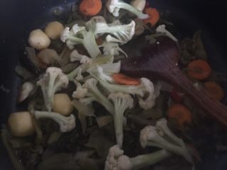 18、酸菜鱼,加入花椰菜翻炒