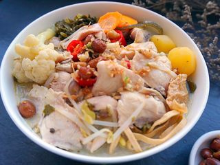 32、酸菜鱼,装碗，淋入花生米花椒油