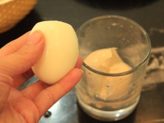 2、金钱蛋,用一个杯子，放入煮好的蛋，加入清水，用手掌盖住杯口开始摇晃，让鸡蛋撞击杯壁，差不多看到蛋壳基本都碎了，破了，鸡蛋很方便的就可以了从壳里滑溜出来，完整又快捷