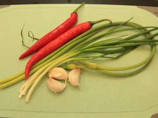 4、金钱蛋,准备好材料：辣椒，蒜苔，大蒜，香葱