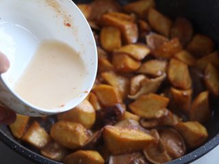 11、土豆烧香菇,最后淋适量水淀粉，翻炒均匀；