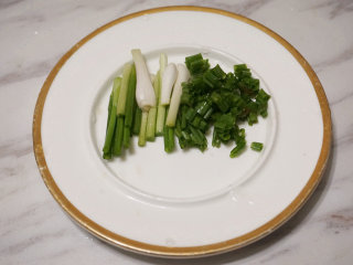 2、番茄鱼,将葱白切成段，葱叶切成花