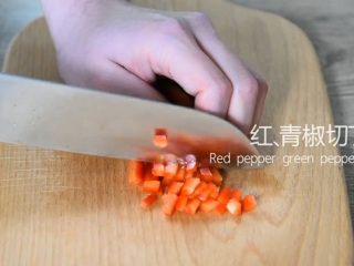 3、无需刀工，超简单的椒盐排条,红、青椒切丁