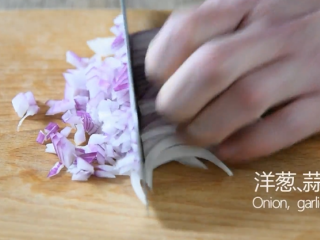 4、无需刀工，超简单的椒盐排条,洋葱、蒜切末