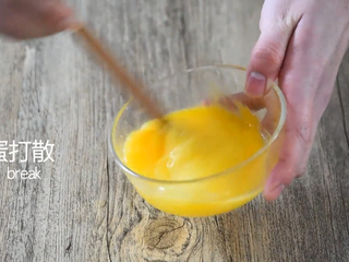 6、无需刀工，超简单的椒盐排条,鸡蛋打散