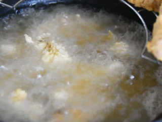 12、无需刀工，超简单的椒盐排条,再开中火倒入炸好的排条复炸至金黄色