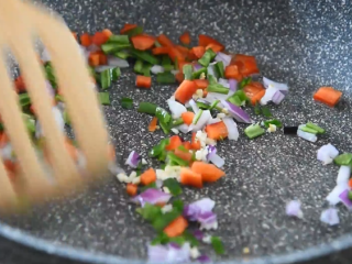 14、无需刀工，超简单的椒盐排条,倒入切好的洋葱、青、红椒末清炒