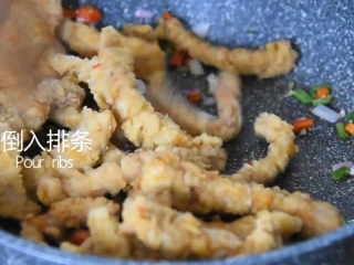 15、无需刀工，超简单的椒盐排条,倒入排条