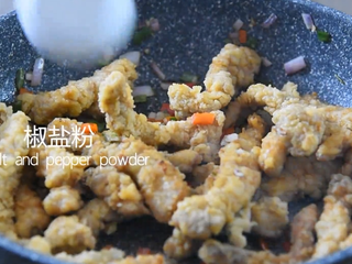 16、无需刀工，超简单的椒盐排条,撒上椒盐粉