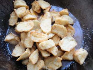 13、红烧茄子 百吃不厌的经典家常菜,倒入炸好的茄子，均匀的裹上芡汁。