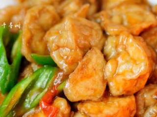 16、红烧茄子 百吃不厌的经典家常菜,红烧茄子细节图，口感软香，香气扑鼻。