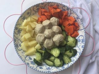 1、爱心咖喱饭,准备好所有食材，切小块儿。