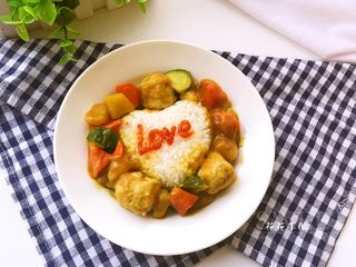 16、爱心咖喱饭,在四周淋上咖喱菜。