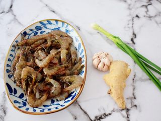 1、红烧虾,准备好材料