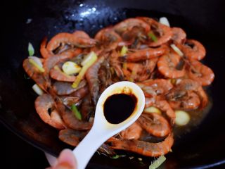 7、红烧虾,加入老抽