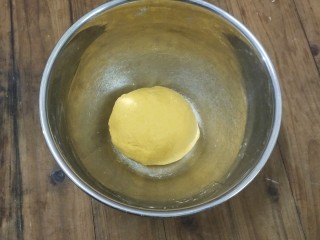 3、南瓜玫瑰馒头。,和成团盖上湿布,放在温暖的地方发酵至两倍大。