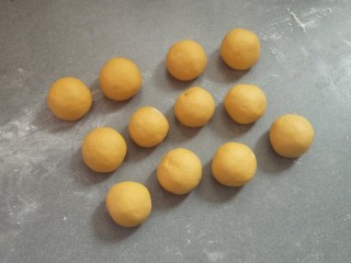 6、南瓜玫瑰馒头。,搓圆