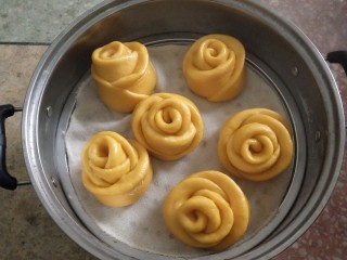 14、南瓜玫瑰馒头。,开火,上汽后针15分钟,闷三分钟即可。