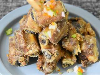 5、外皮干香不腻，内心鲜嫩可口，多吃一点也没压力的蒜香骨,中火榨至金黄后捞出备用。