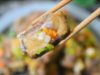 7、外皮干香不腻，内心鲜嫩可口，多吃一点也没压力的蒜香骨,撒在肋排上，即可