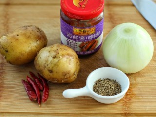 1、孜然洋葱土豆片,准备好所需食材